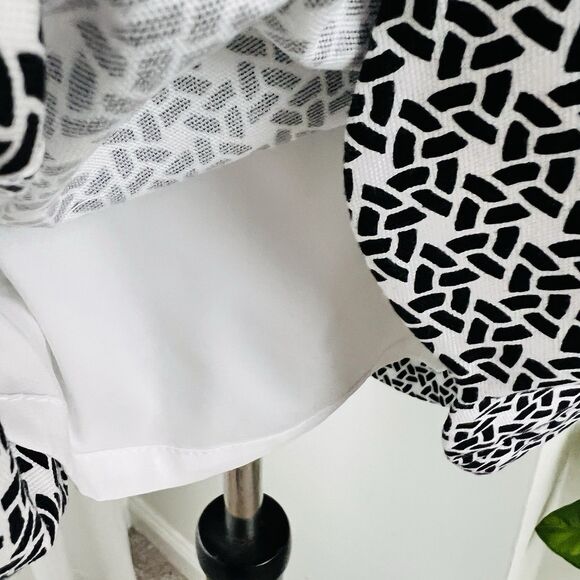 Talbots Black & White Geometric Scallop Hem Lined Flare Skirt - Size 10 - Picture 4 of 9